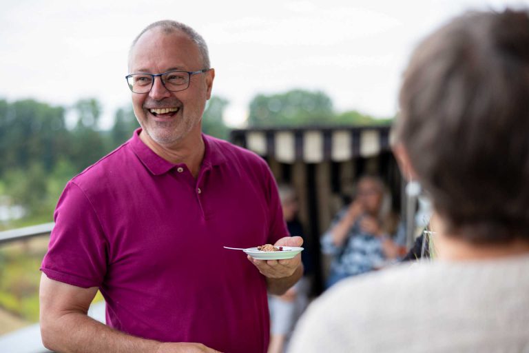 Gast beim Empfang auf der Dachterrasse